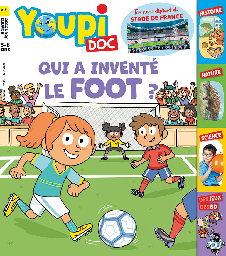 Couverture du magazine Youpi Doc n° 453, juin 2026. Thème : “Qui a inventé le foot ?”