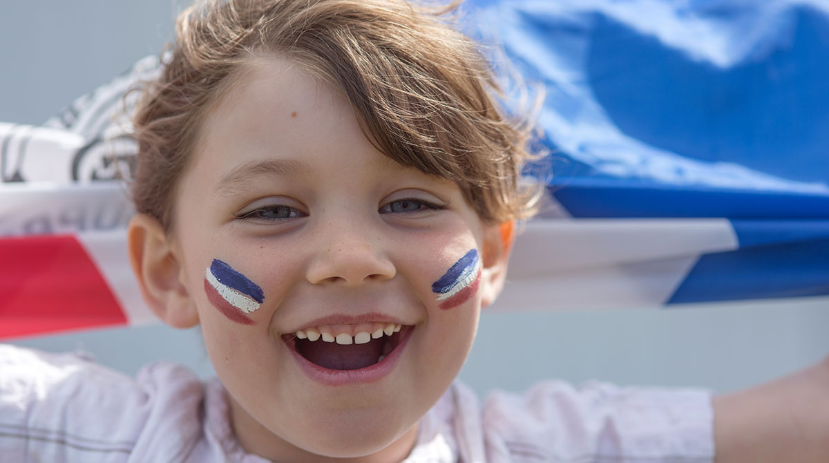Coupe du Monde de football : aider son enfant à être un supporter bienveillant © AdobeStock