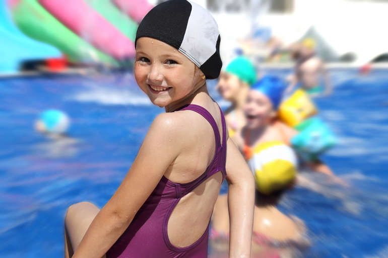 Photo d'enfants dans une piscine.© Adobe Stock