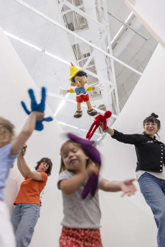 Des enfants s'amusent avec des doudous au Centre Pompidou-Metz.