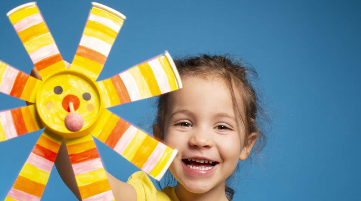 Photo d'une enfant avec la toupie soleil ©Isabella Franciosa