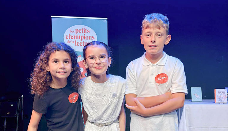 3 enfants participent au concours national de lecture à voix haute les Petits champions de la lecture, un concours national de lecture à voix haute.